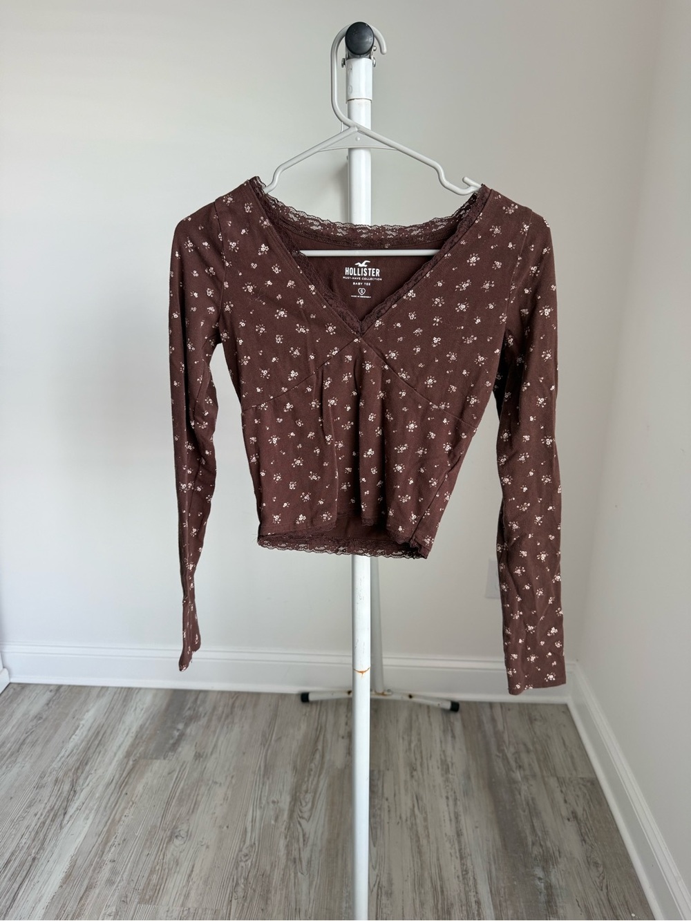 Hollister Women's Brown Floral Lace-Trim Long Sleeve Top